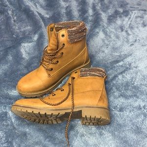 CUTEE!!!! size 9 boots
